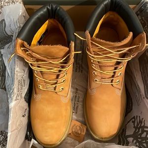 Men’s Timberland 6” waterproof. Wheat nubuck and leather boots.